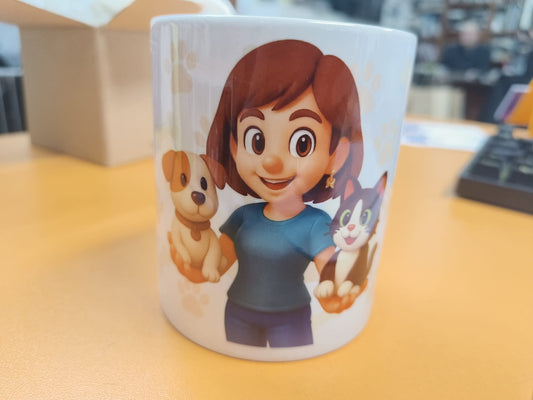Taza blanca personalizada con diseño estilo cartoon de una mujer sonriente sosteniendo un perro y un gato, ideal como regalo del Día de la Madre.