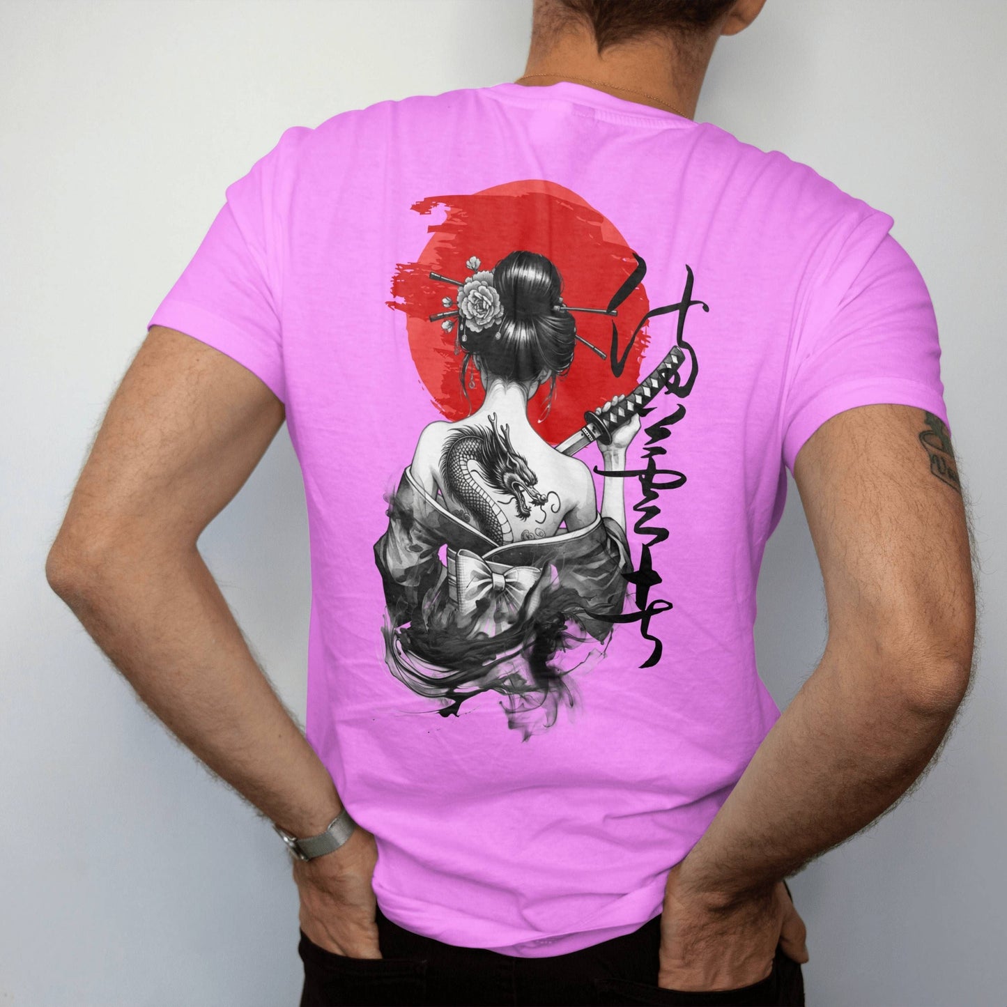 Camiseta Estilo Japonés con Sol Rojo y Geisha