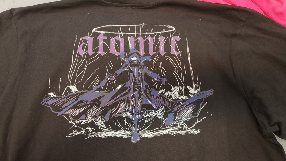 Camiseta oversize con el diseño de shadow en su primer "I am atomic" del anime