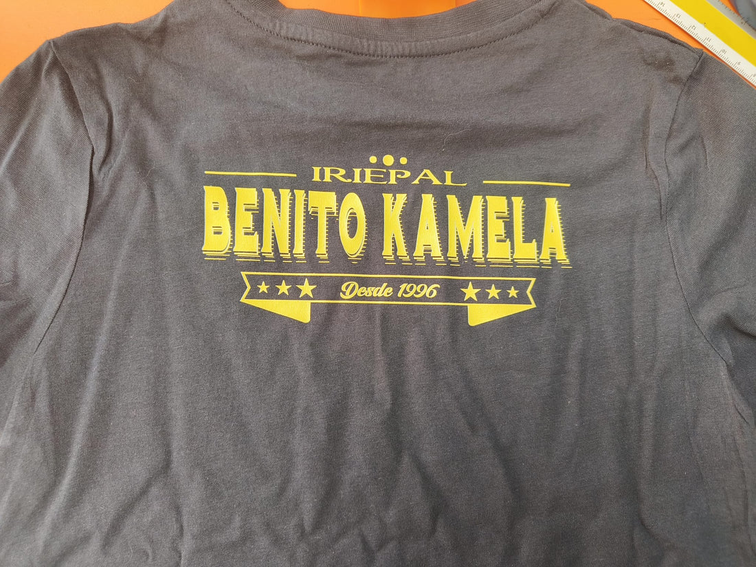 Camiseta negra personalizada con diseño grande en vinilo amarillo para la Peña Benito Kamela, Iriepal.