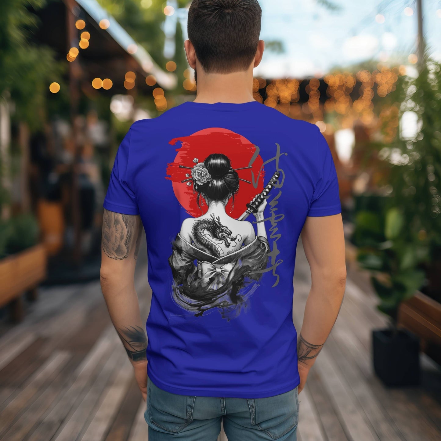 Camiseta Estilo Japonés con Sol Rojo y Geisha