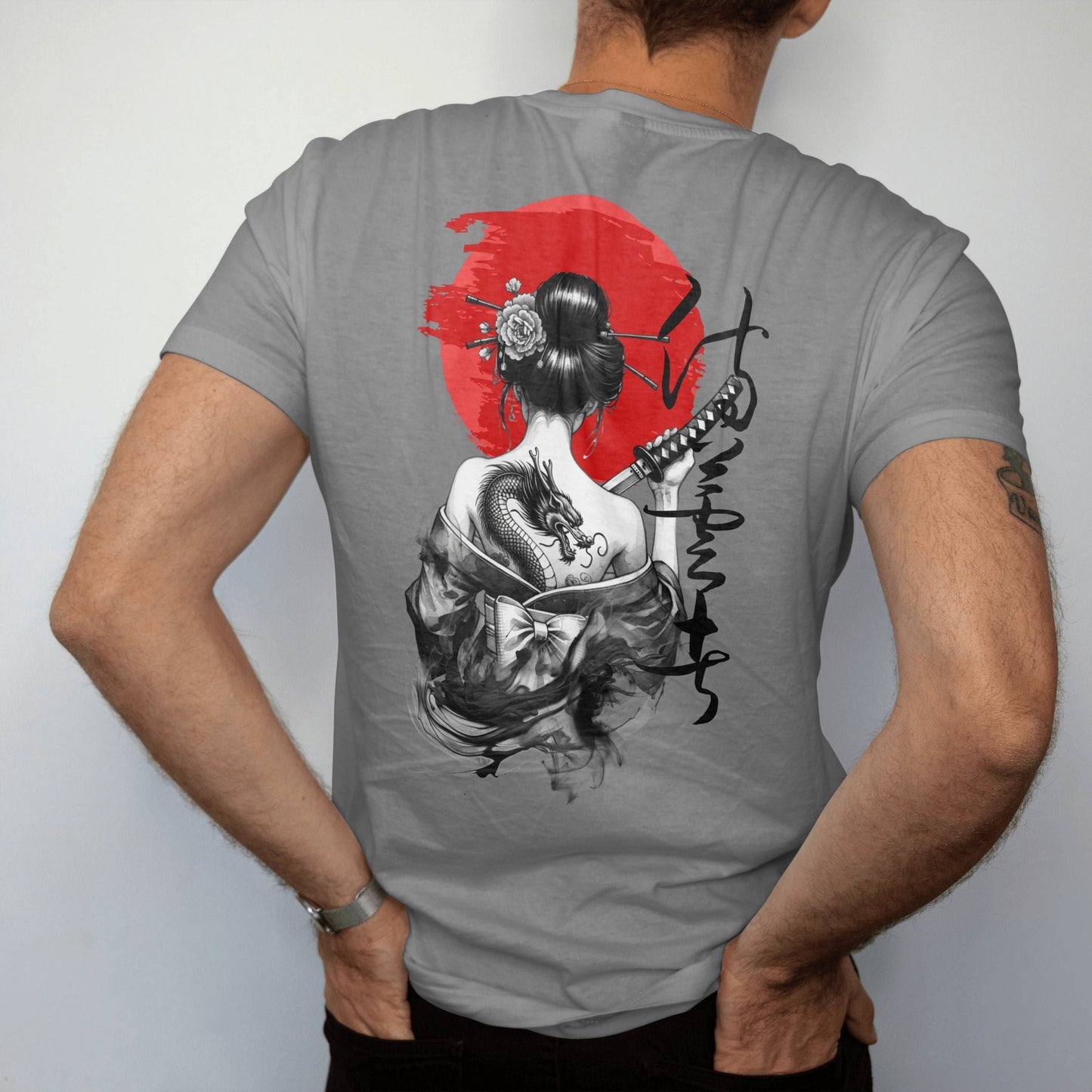 Camiseta Estilo Japonés con Sol Rojo y Geisha