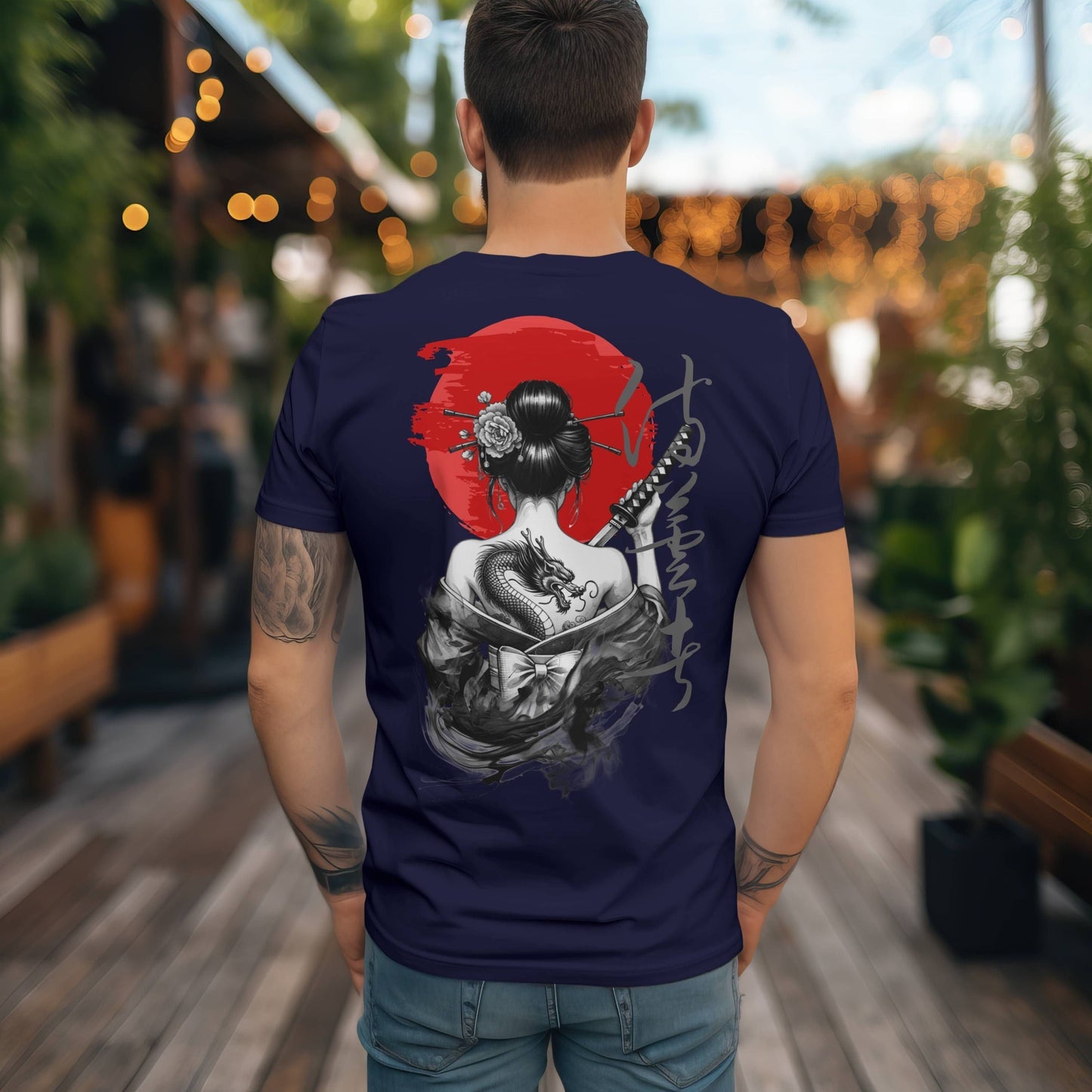 Camiseta Estilo Japonés con Sol Rojo y Geisha