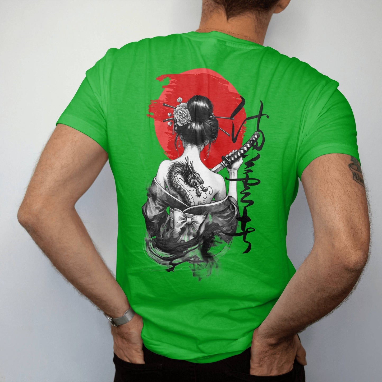 Camiseta Estilo Japonés con Sol Rojo y Geisha