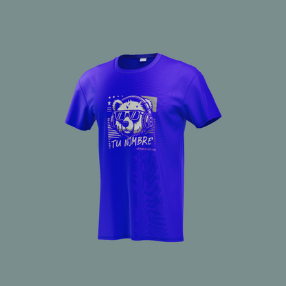 Camiseta azul con diseño personalizable de oso con gafas y auriculares.