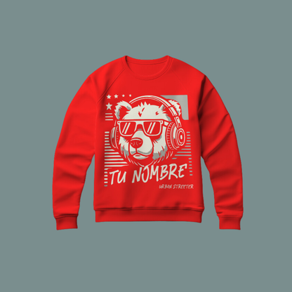 un oso de color blanco con auriculares sobre una sudadera roja